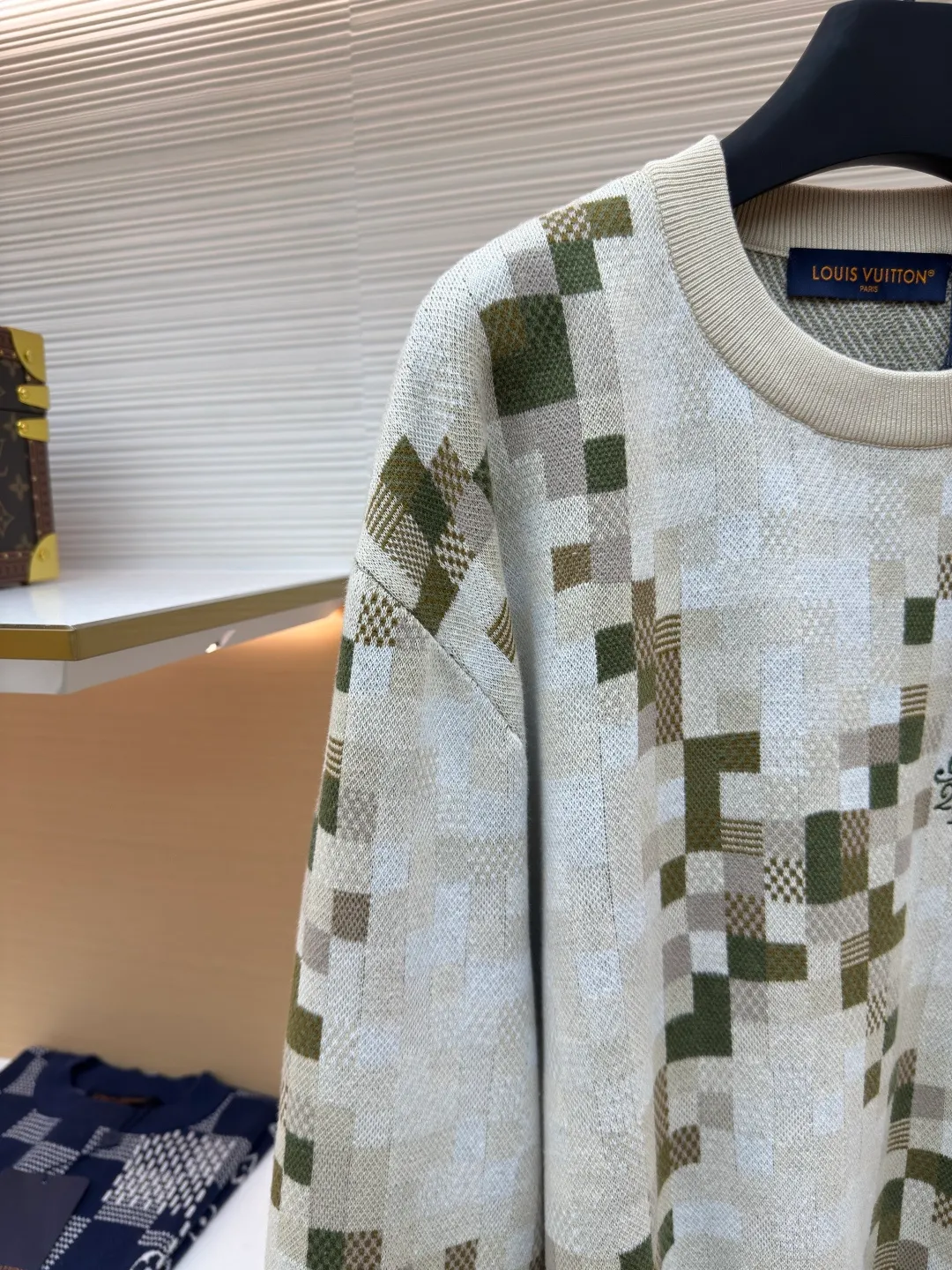 LOUIS VUITTON mosaic jacquard pullover ●Authentic product: 12800 purchased and developed ●Item number: 1680302-C55 ●Fabric: cotton fabric ●Technology: jacquard production ●Version: fitted version ●Weight: about 740 grams ●Size: elements, showing a delicate texture like snake leather. The intricate jacquard texture reflects Micro Der details, and the embroidered logo embellishes the chest, making it easy to integrate into everyday looks. Standard fit with all-over Snakoflage jacquard logo embroidered on the chest, Marque at center back, 1.VuittonDeposee embroidered patches at ribbed collar, cuffs and hem. The overall wiring is straight and delicate, the fabric is comfortable and soft, and the color is consistent without color difference. It can be matched with the same style to create a fashionable look and control various occasions. Customized accessories, complete with three standards, same style for men and women!